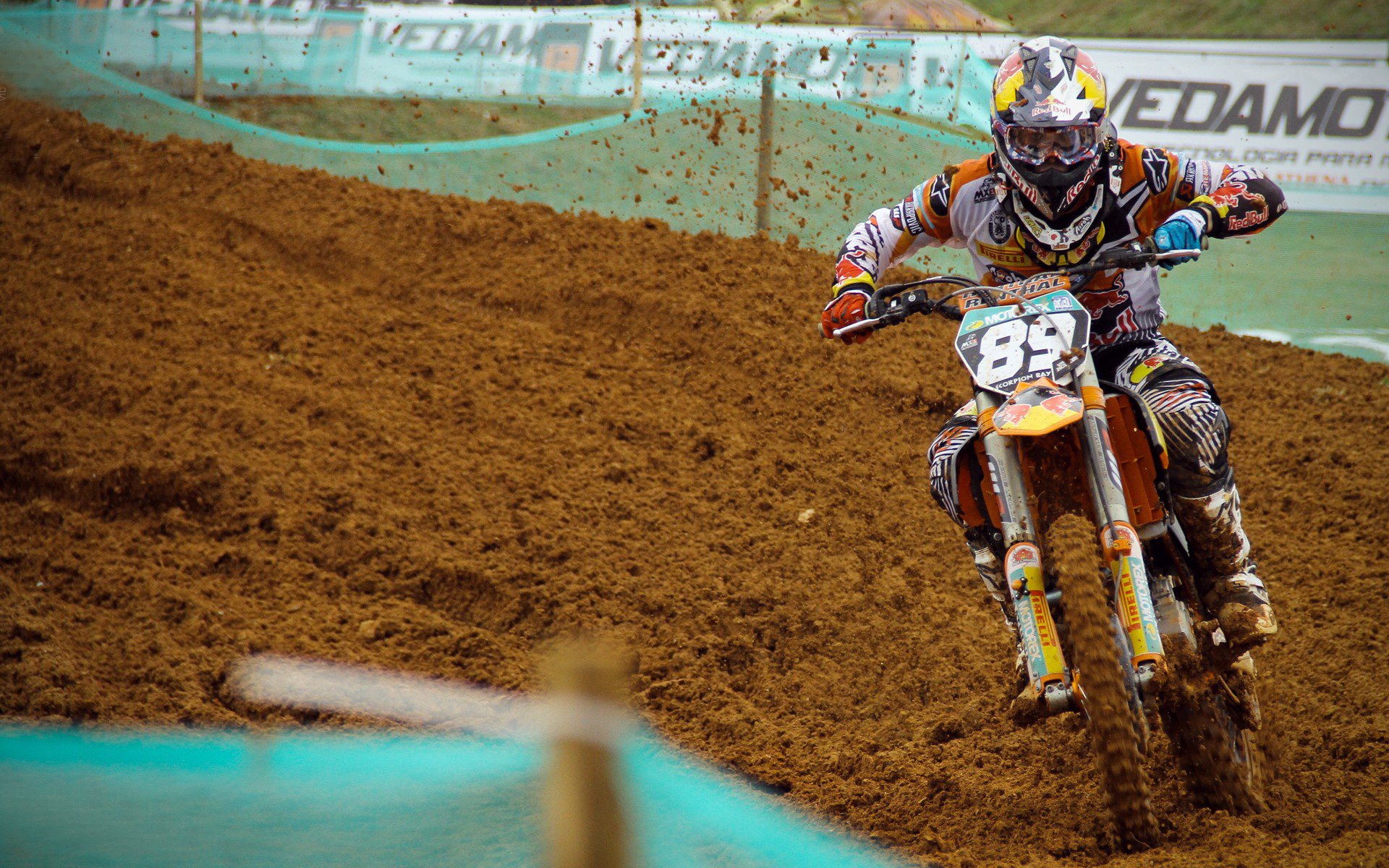 首先,进行思维扩展并拟定一个吸引人的标题